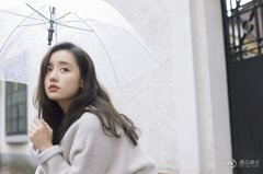 吕一雨中漫步街拍 如诗的女子素雅纯净