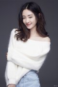 王丽坤最新冬日写真 小露香肩体现别致小性感