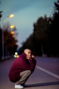 俞灏明全新街拍光头出镜 眉宇间流露忧郁气质