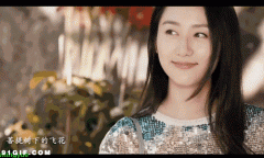 美女看歌星投入演唱动态图