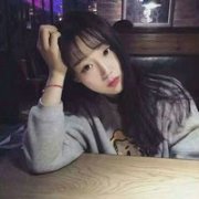 疯疯癫癫的女生头像 qq头像剪刀手女生背影