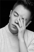 朱亚文黑白写真 演绎独有的熟男魅力