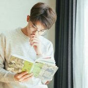 低头看书男生头像 书卷气男生头像