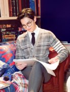 杨洋戴眼镜温文尔雅 文艺范十足如贵公子