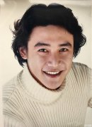 陆毅长卷发旧照 长相英俊显英伦绅士风度