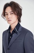 尹正西装写真 彰显独有的熟男魅力