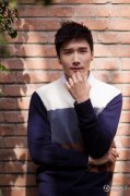 李泰初冬街拍照片 毛衣搭配牛仔裤显得温暖而有型