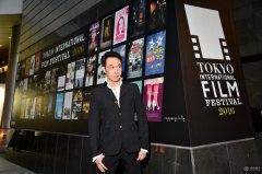 吴镇宇东京街拍 微风拂面眺望远方