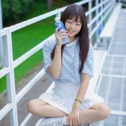 拿瓶子的头像女生唯美 女性头像唯美