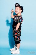 沙溢儿子安吉嘻哈风的动态写真图片