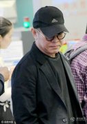 53岁的李连杰最新近照 两鬓花白现身机场无人识