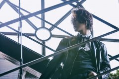 《麻雀》演员尹正眼神坚定的帅气图片 侧颜逆天