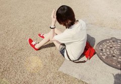 短发女生清凉夏日大图 酒要喝饱话要说足爱就爱个够