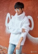 TFBOYS组合队长王俊凯纽约街拍图片 初显大男孩忧郁气质