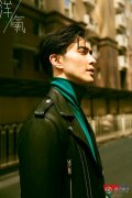 《惊天破》主演高伟光街拍图片 一展熟男魅力