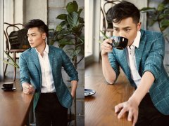 霍政谚穿格子西服时尚写真 熟男魅力尽显