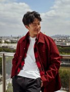 黄轩登《红秀GRAZIA》封面 展现慵懒内敛的贵族气质