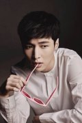 韩范儿帅气男神QQ皮肤大图 如果你只愿让一个人等候我希望就是我