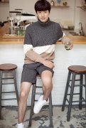 内地男演员杨玏怀抱萌宠 暖男魅力尽显
