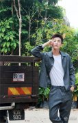 李川“治愈系”异国随拍 悠然自得散发型男魅力