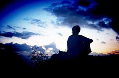 累了伤感男生背影图片 遥望故乡的心情