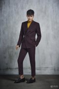 袁弘时尚大片 与爱犬亲昵互动凸显暖男特质