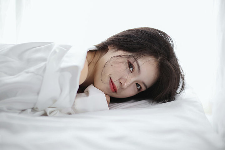 长腿美女白嫩香肩诱惑大胆撩人写真